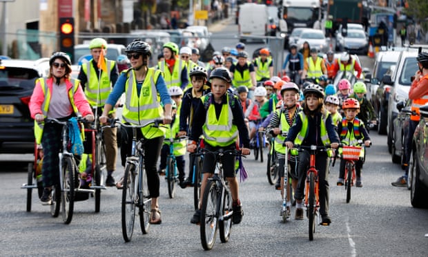 Glasgow utiliza tecnologia para parar o trânsito e dar prioridade ao bike bus